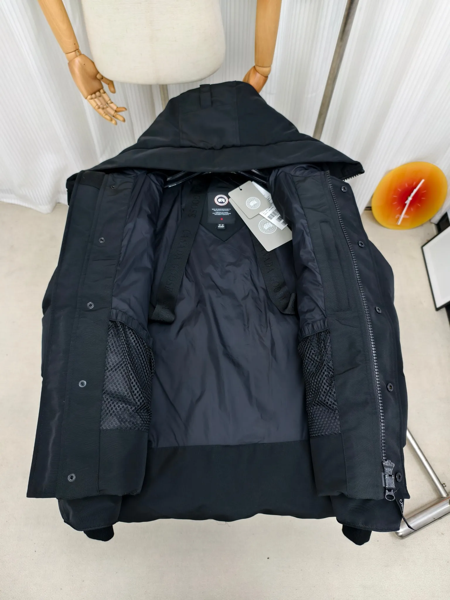 P700————2080M/New 17 models (higher version) Canada goose MacMillan parka. The MacMillan Parka features an innovative design with a streamlined hood detail, added shoulder straps and two additional interior pockets. This hip-length parka offers warmth and style with its quilted design and curved hem. Filled with extremely fluffy white duck down. The MacMillan Parka provides essential protection in all weathers. The adjustable down-connected hood improves warmth and protects against harsh weather. Rib knit cuffs tucked into the interior. The hood is equipped with a detachable zipper guard, and the hood trim can be replaced to create a personalized style and provide more protection (this jacket can be matched with wolf fur collar accessories, choose by yourself) ❤️The only version in the market Color: black red label black black label gray red label gray black label off-white red label navy red label Size: XS-2XL